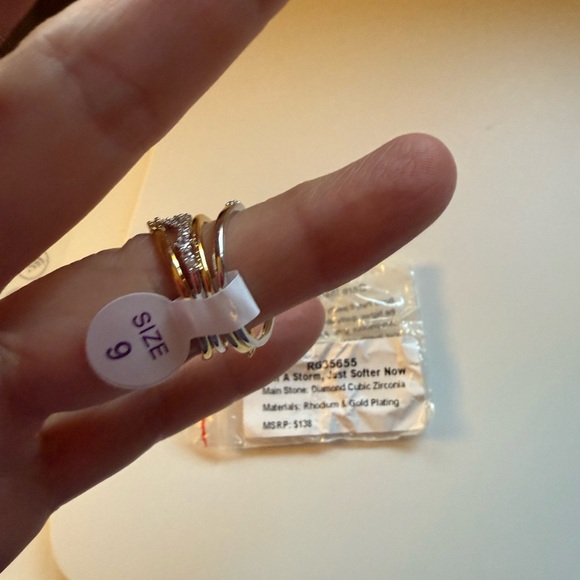 Bomb party: Elegant Gold and Silver Women's Ring Set - Picture 2 of 3